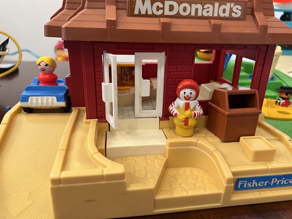 1989 Vintage FP McDonald's Restaurant #2552 - COMPLETE