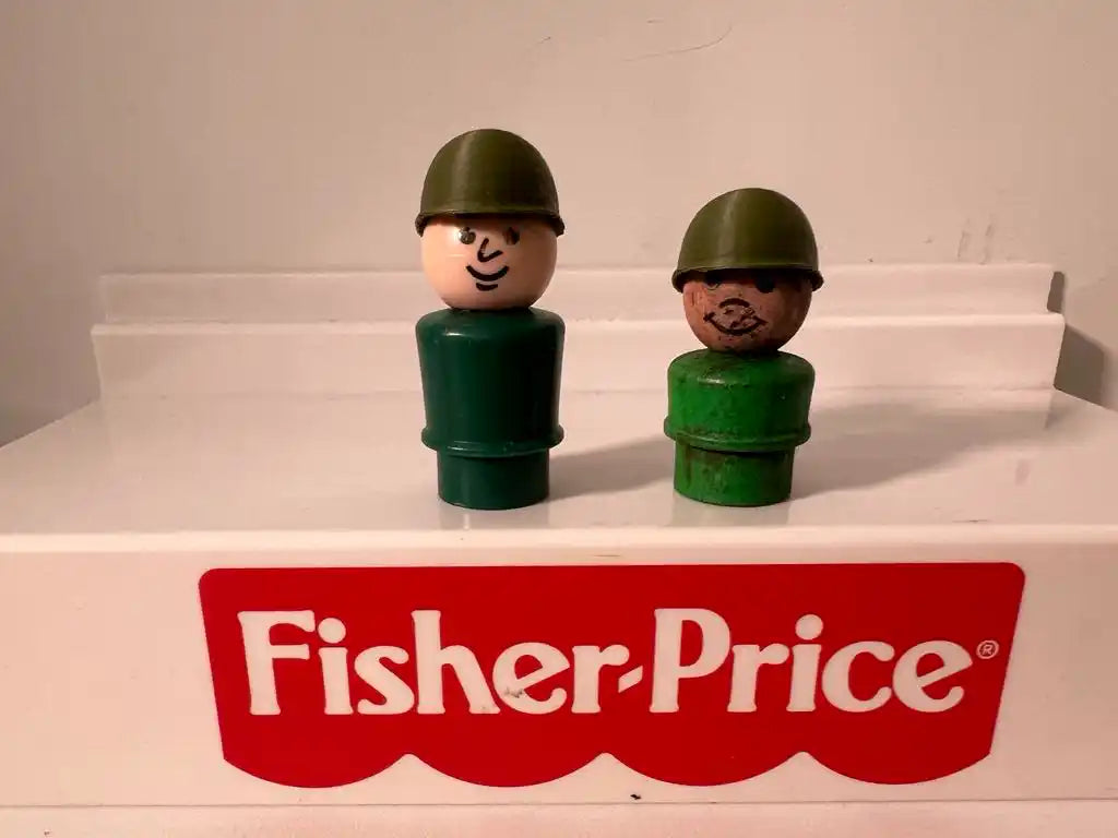Small army-style helmet figurines in green on a toy base