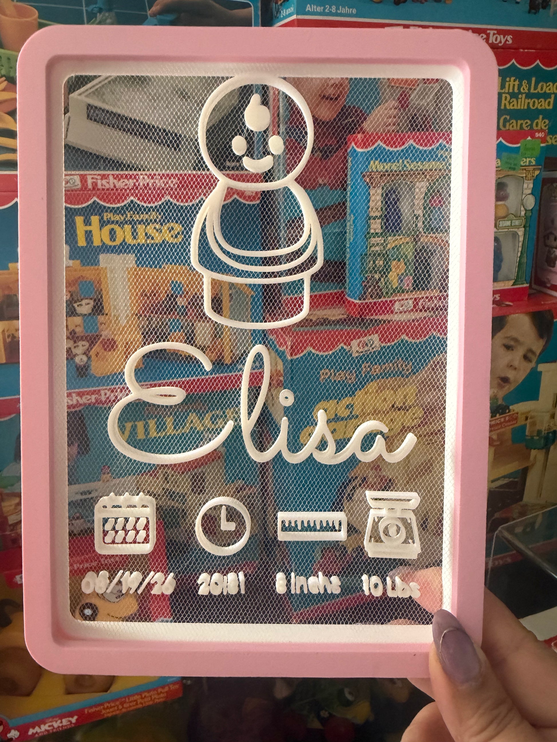 Pink-framed birth sign with bear outline, name Lisa, 08/19/23, 20:31, 8in, 10lbs; house scene